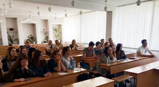 Студенти й викладачі в процесі отримання нових знань